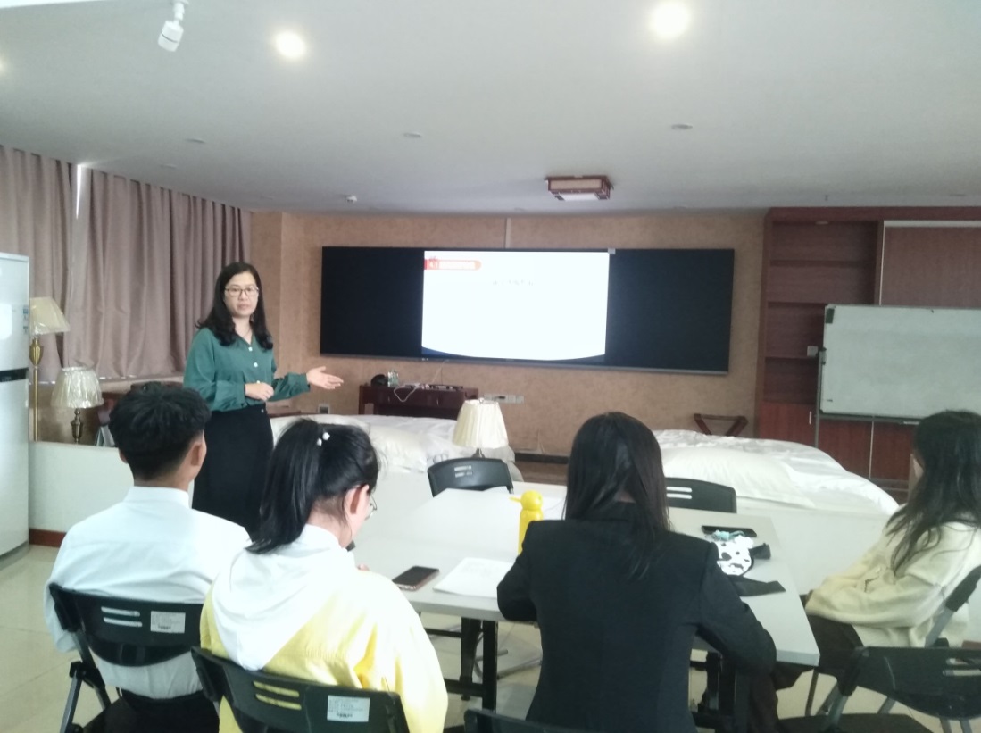 说明: C:\Users\Administrator\Desktop\处理客人投诉,维护客户关系——企业导师进文旅课堂\图二 导师叶雪芬授课现场.jpg