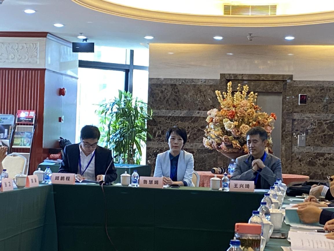 说明: 中船舰客教育科技(北京)有限公司总经理鲁慧娟鲁慧娟(中)