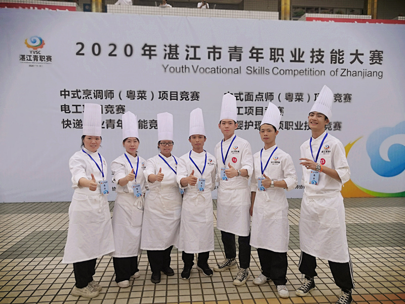 说明: C:\Users\Administrator\Desktop\比赛选手(右二为朱彬子)_副本.jpg