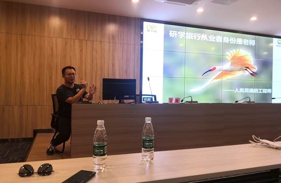 说明: C:\Users\Administrator\Desktop\寓教于旅,走进研学——文旅学院顺利举行研学旅行发展主题讲座\图二 邓青老师讲解研学旅行的内涵.jpg