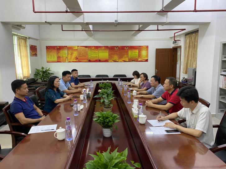 说明: 双方交流 右排:右二曹文平书记,右一张胜副校长,右三黄炽华先生