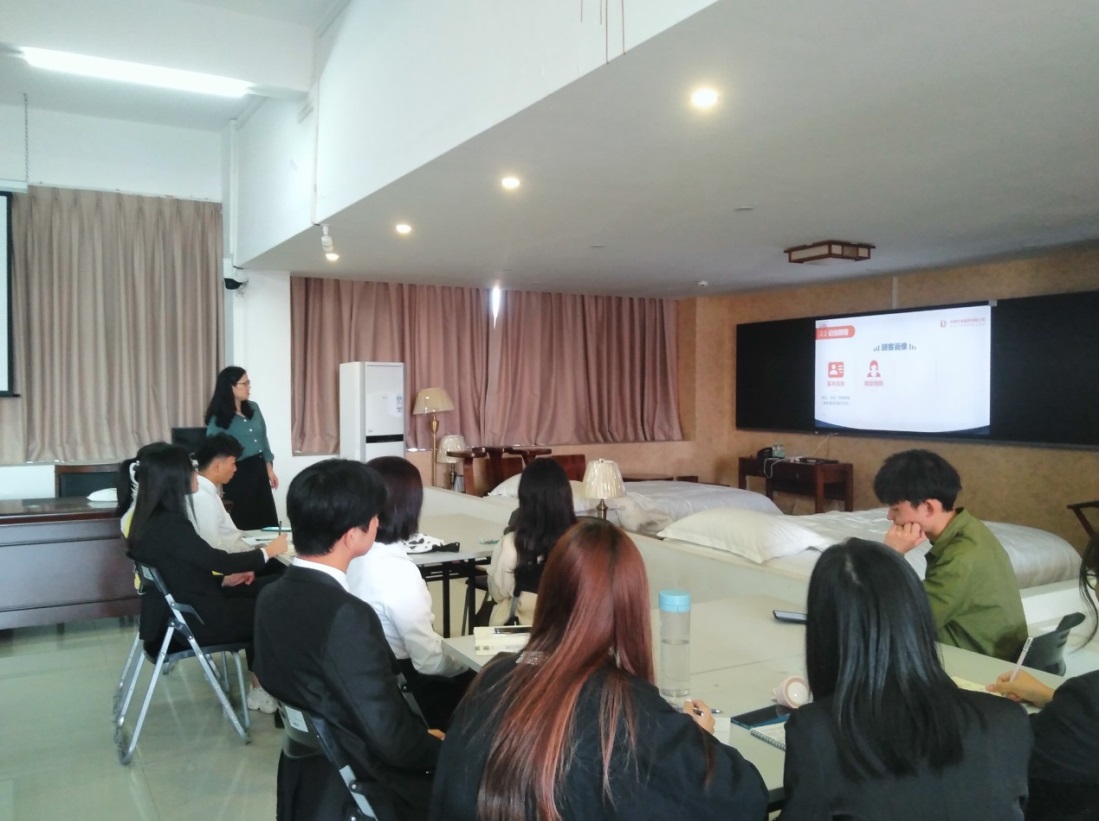 说明: C:\Users\Administrator\Desktop\处理客人投诉,维护客户关系——企业导师进文旅课堂\图一 导师叶雪芬授课现场.jpg