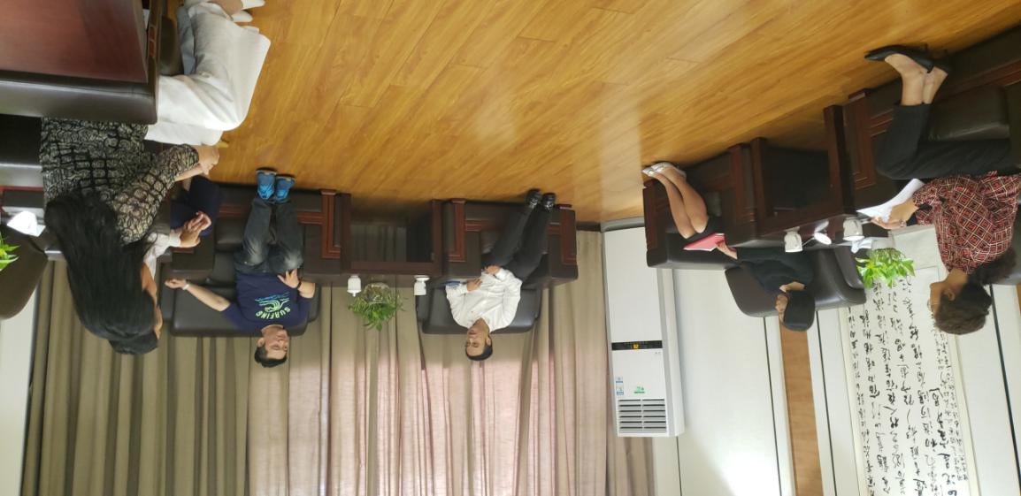 说明: 马栩生校长、王荣光副校长(左二)与周任庭总经理(左四)深入交流