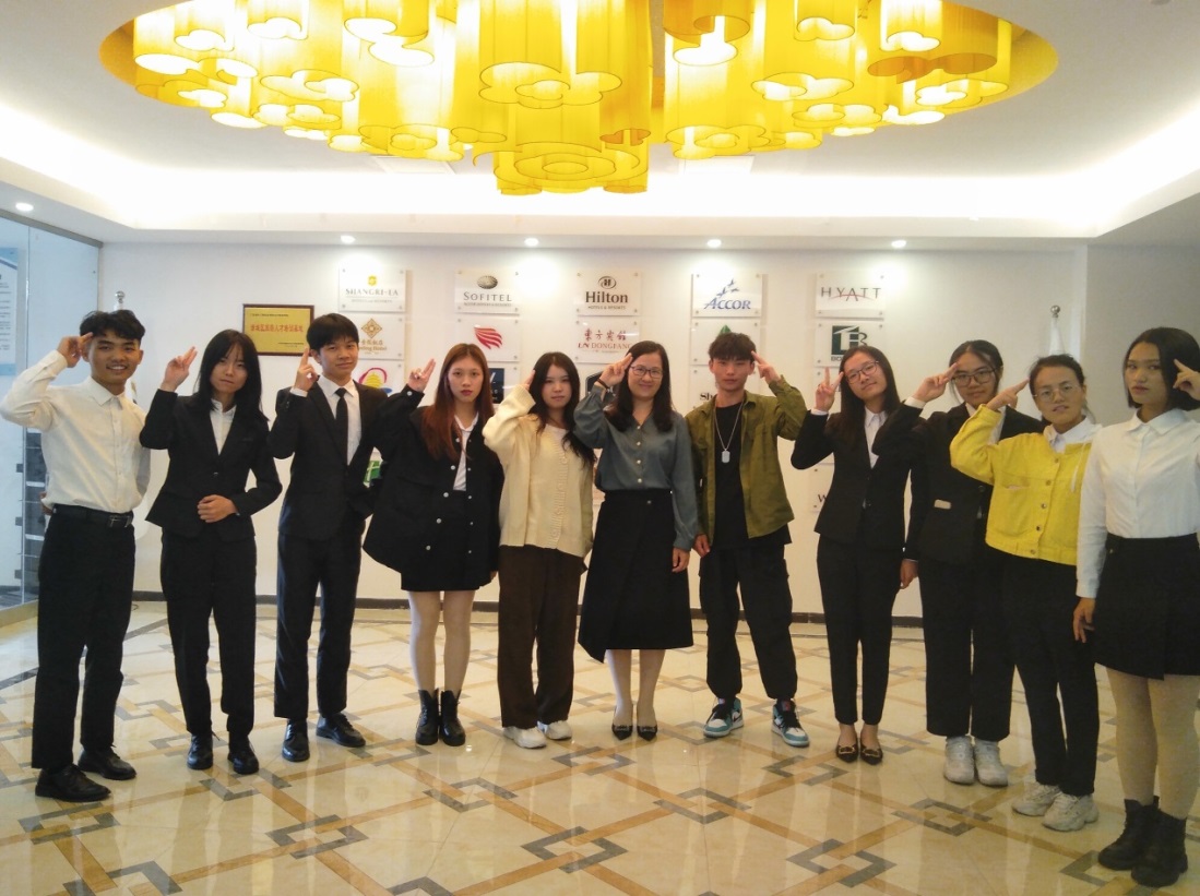 说明: C:\Users\Administrator\Desktop\处理客人投诉,维护客户关系——企业导师进文旅课堂\图三 导师与学徒们合影留念.jpg